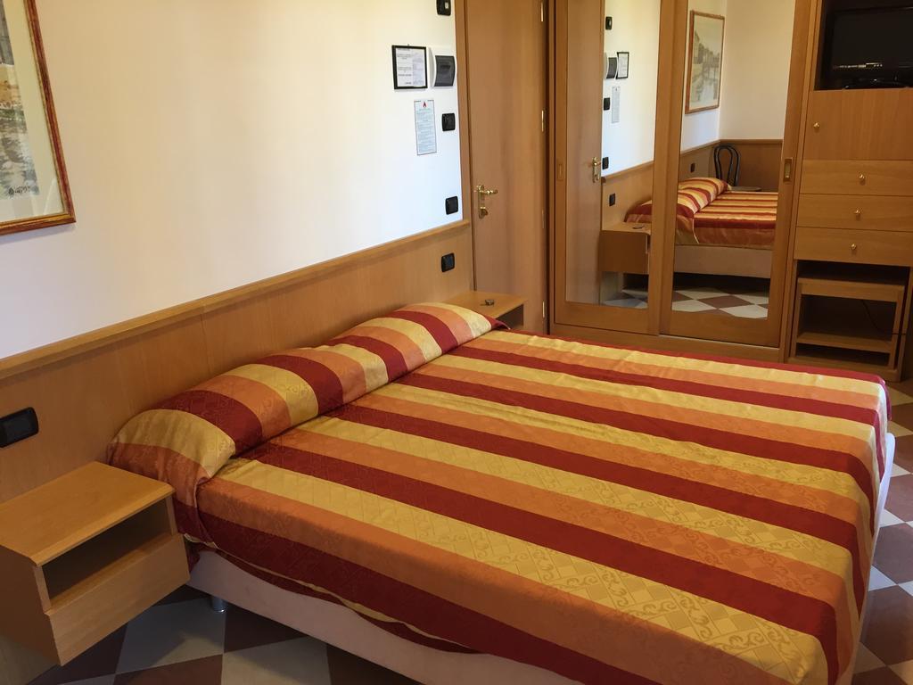 Hotel Fiorella Senigallia Rum bild