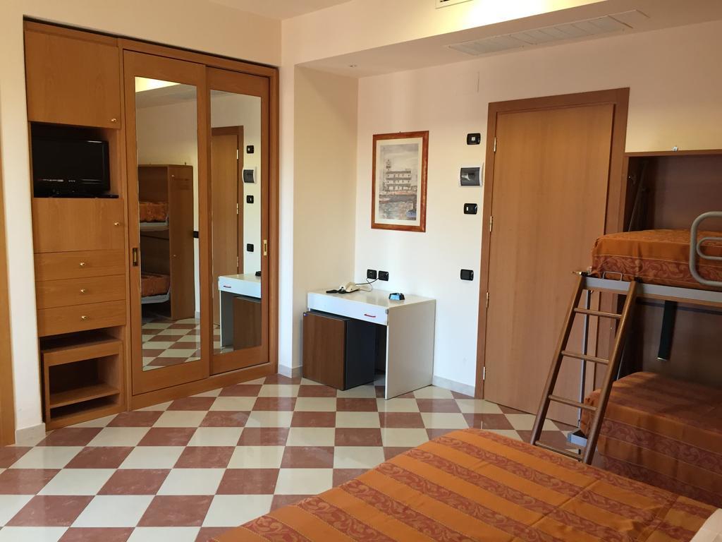 Hotel Fiorella Senigallia Rum bild
